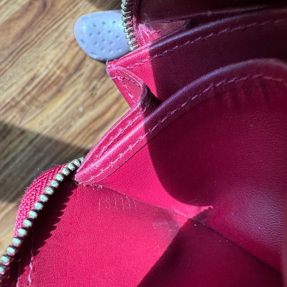 Authentic Louis Vuitton Zippy wallet- red vernis - Picture 6 of 16